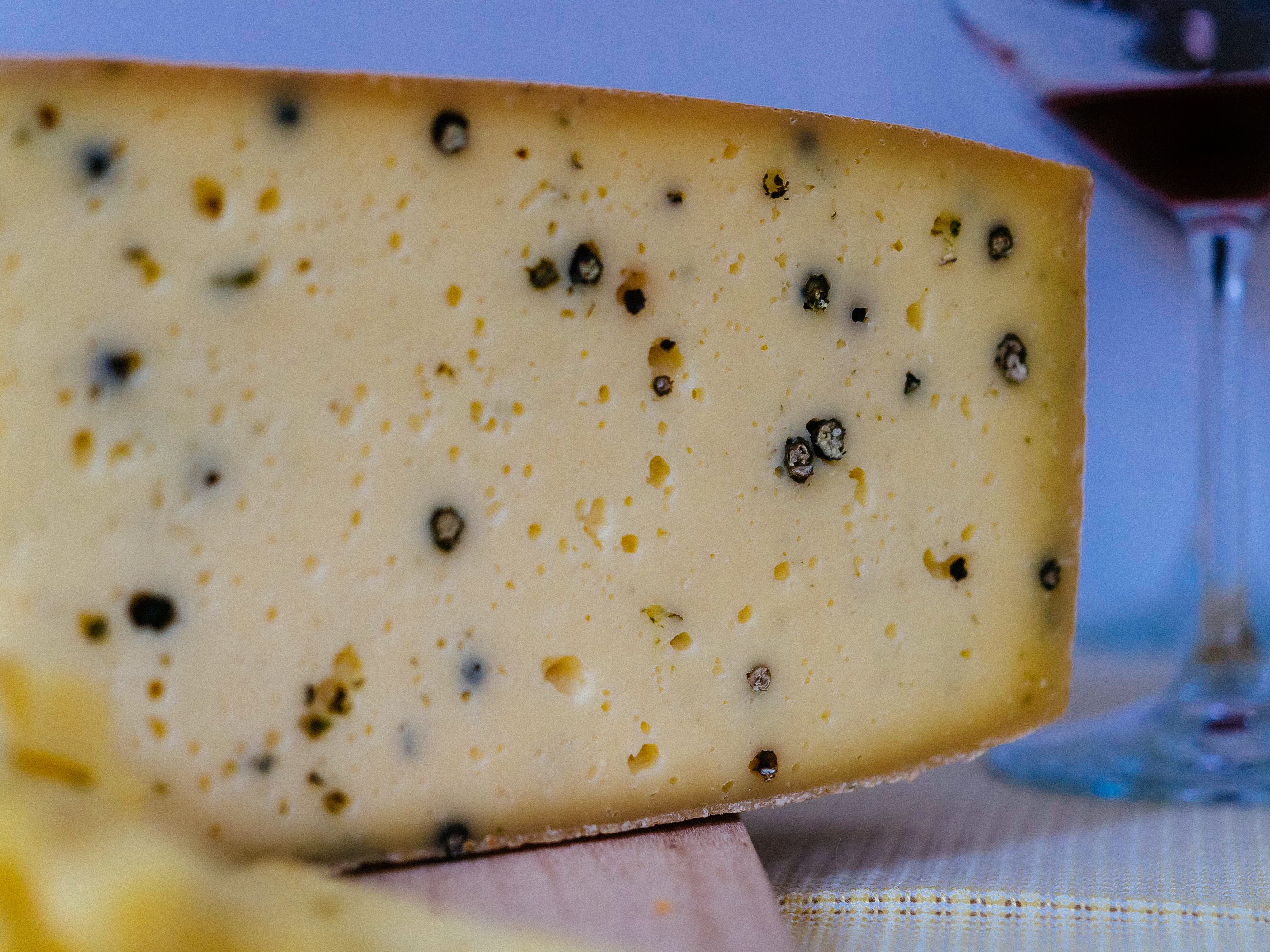 Brânză maturată cu piper verde
