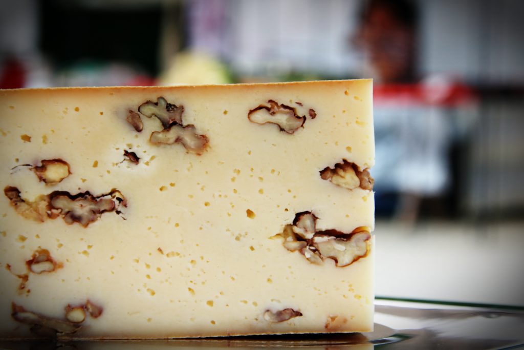 Brânză maturată cu nuci în coniac