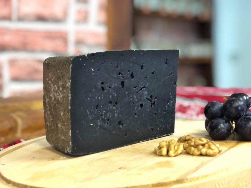 Brânză maturată neagră, cu cărbune